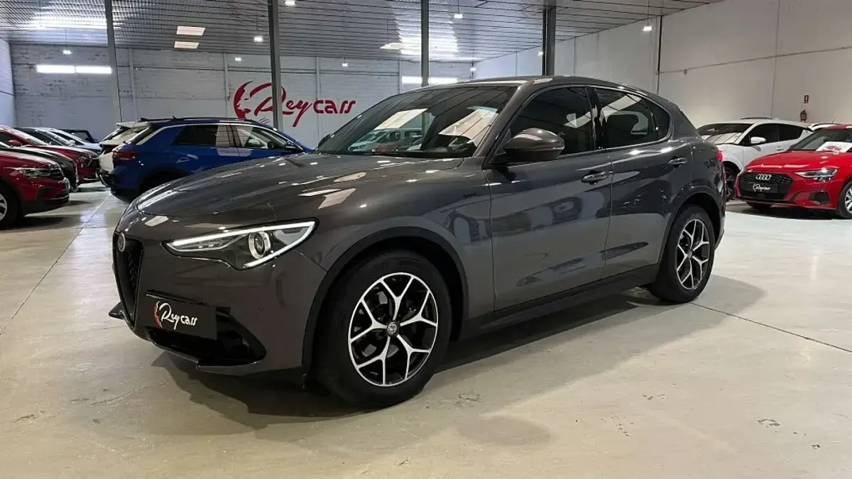 Usado Alfa Romeo Stelvio Sprint 190 CV (139 kW) 2021 Gris SUV