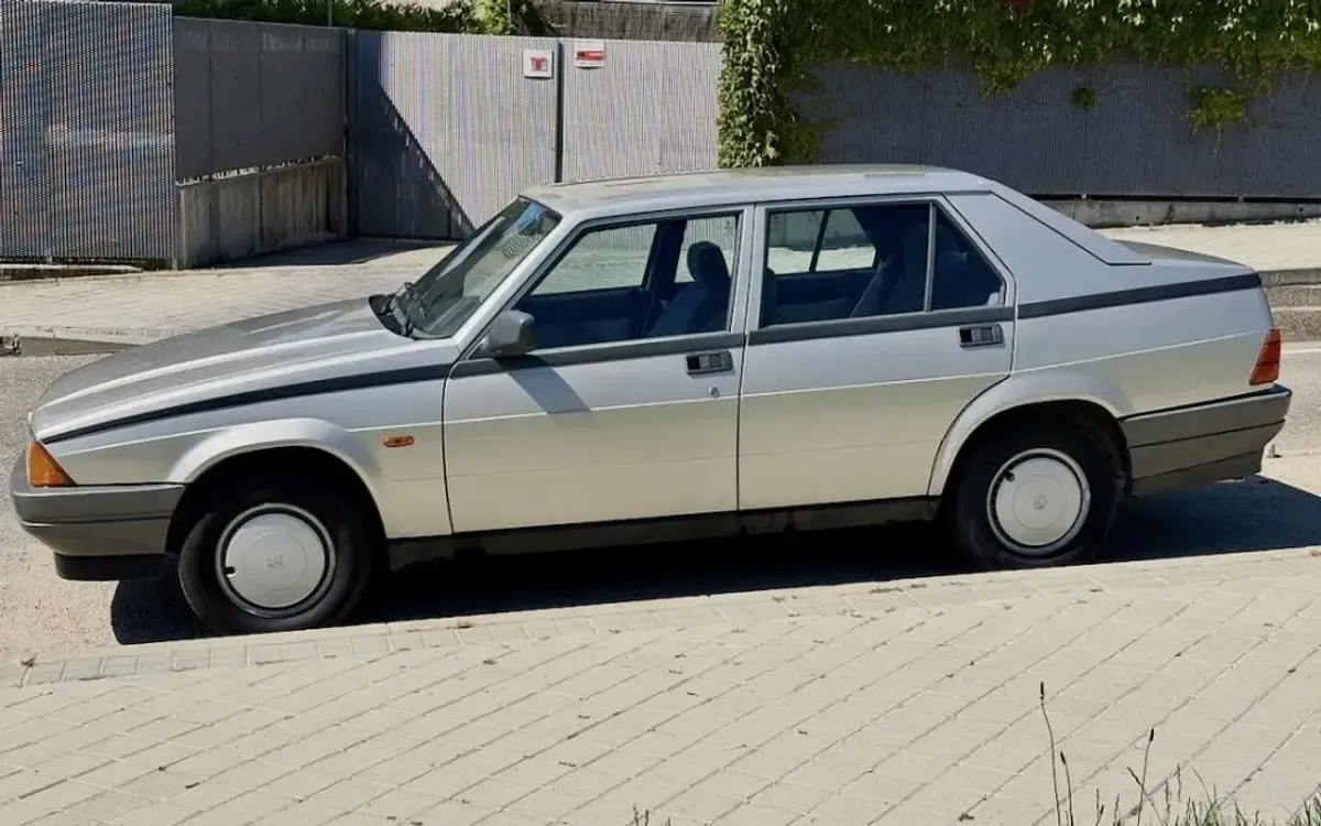 Usado Alfa Romeo 75 120 CV (88 kW) 1988 Gris / plata Berlina