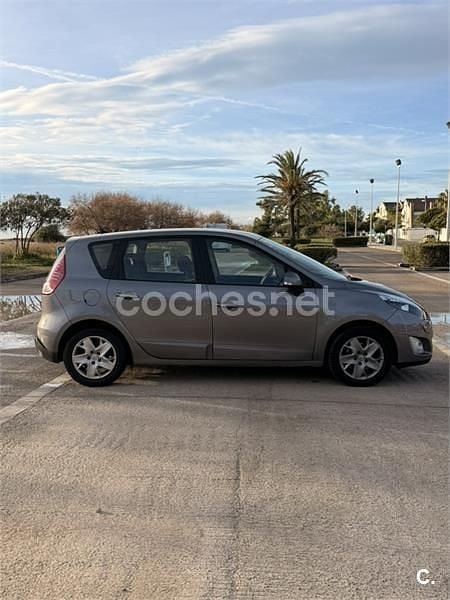 Begagnad Renault Scénic III Dynamique 110 HK (80 kW) 2011 Grå Minibuss