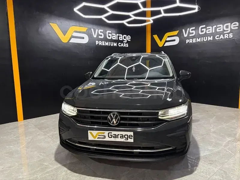Usado VW Tiguan Life 150 CV (110 kW) 2023 Gris / plata SUV