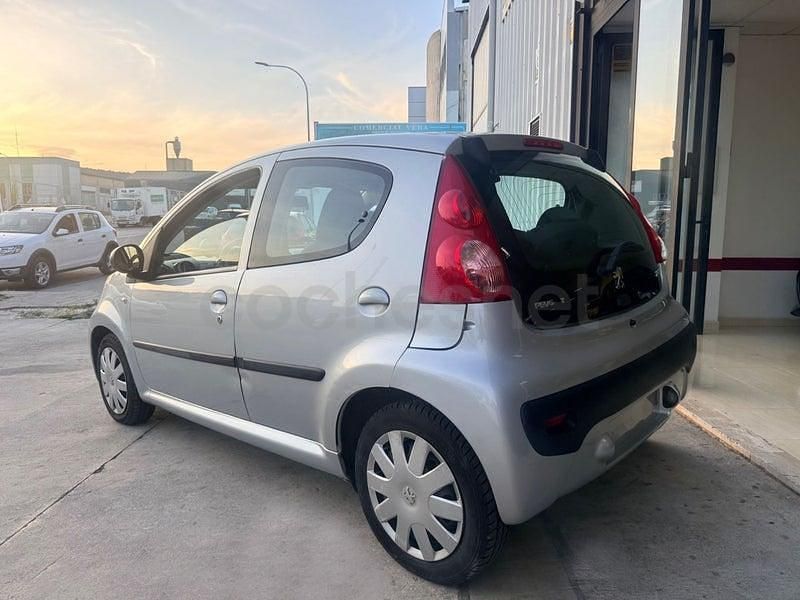 Usado Peugeot 107 68 CV (50 kW) 2007 Gris / plata Utilitario