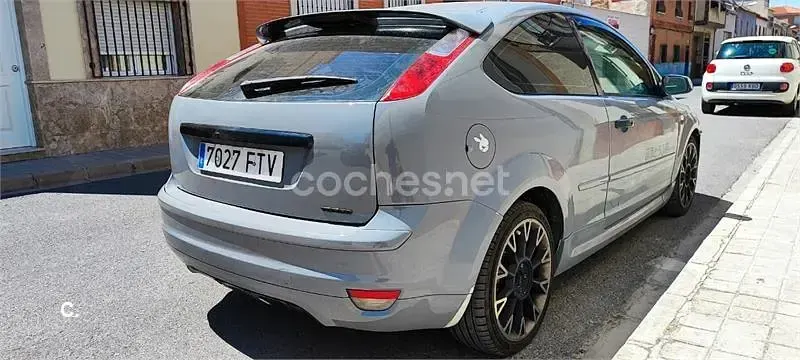 Usado Ford Focus Sport 136 CV (100 kW) 2007 Gris / plata Berlina