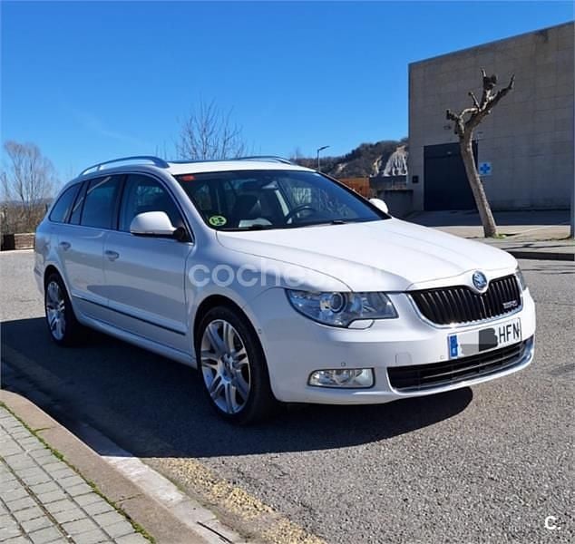 Usado Skoda Superb Exclusive 140 CV (102 kW) 2011 Amarillo Familiar
