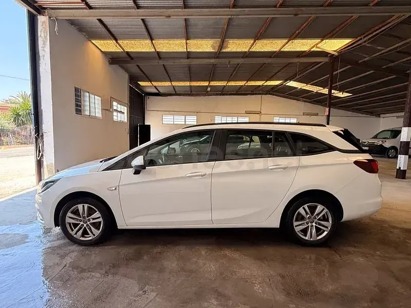 Usado Opel Astra Business 110 CV (80 kW) 2018 Blanco Familiar