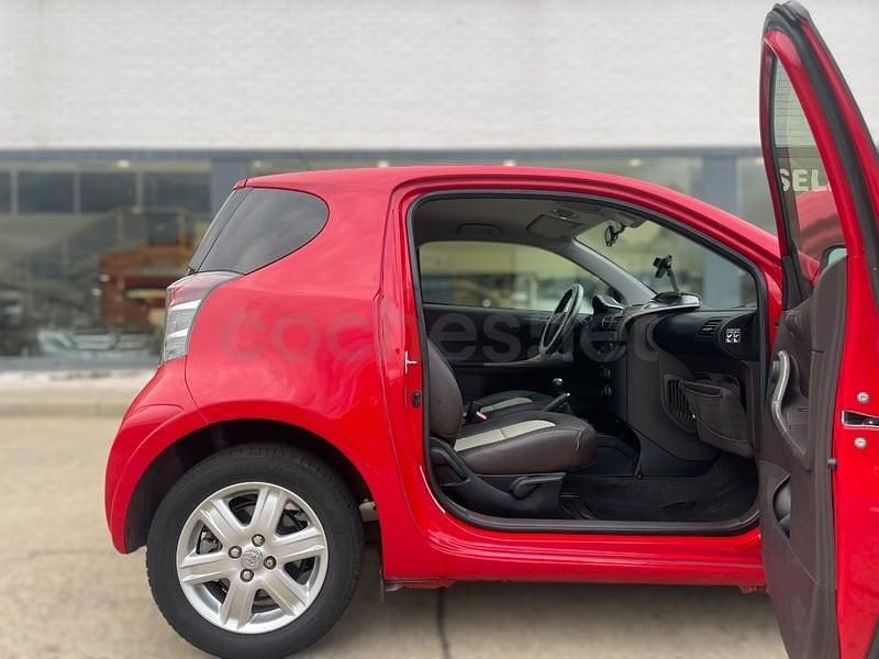 Usado Toyota iQ 68 CV (50 kW) 2011 Rojo Utilitario