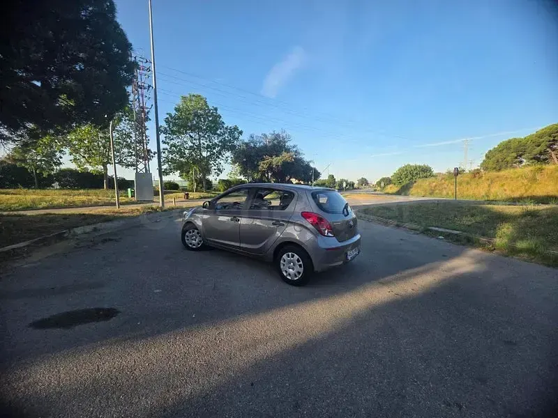 Usado Hyundai i20 85 CV (62 kW) 2013 Marrón Utilitario