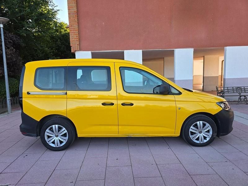 Usado VW Caddy 102 CV (75 kW) 2022 Amarillo Monovolumen