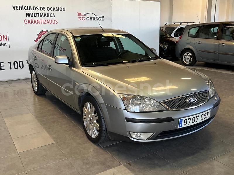 Usado Ford Mondeo Ghia 130 CV (95 kW) 2004 Gris / plata Berlina