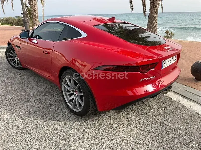 Usado Jaguar F-Type R-Dynamic 300 CV (220 kW) 2018 Rojo Coupe