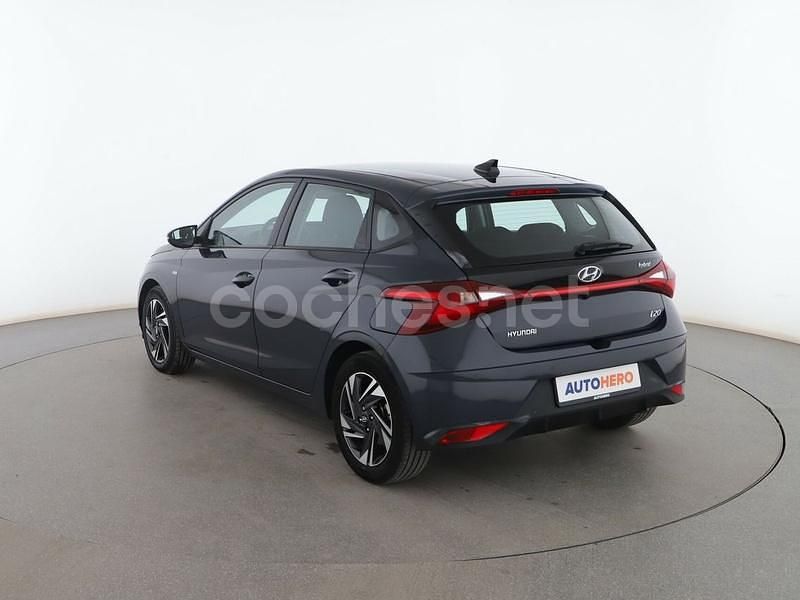 Usado Hyundai i20 101 CV (74 kW) 2020 Gris / plata Berlina