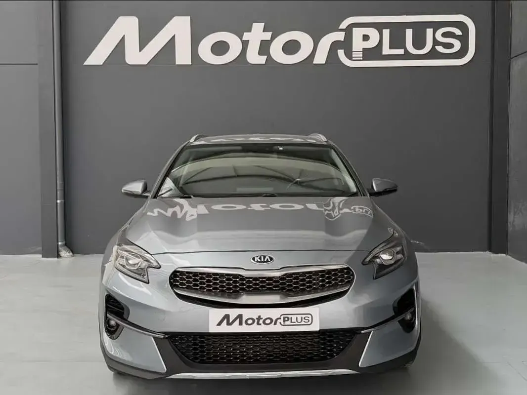 Usado Kia XCeed 136 HP (100 kW) 2020 Cinzento SUV