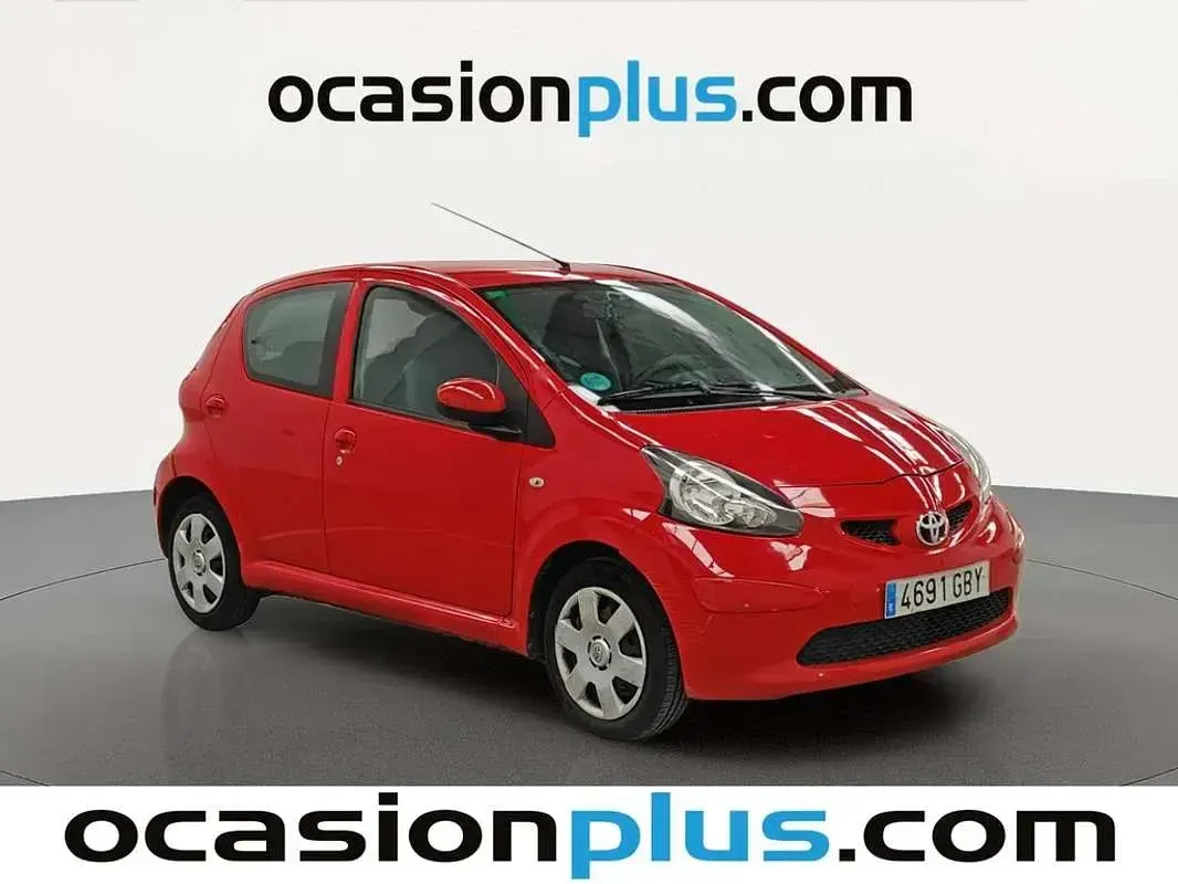 Usado Toyota Aygo 68 CV (50 kW) 2008 Rojo Utilitario