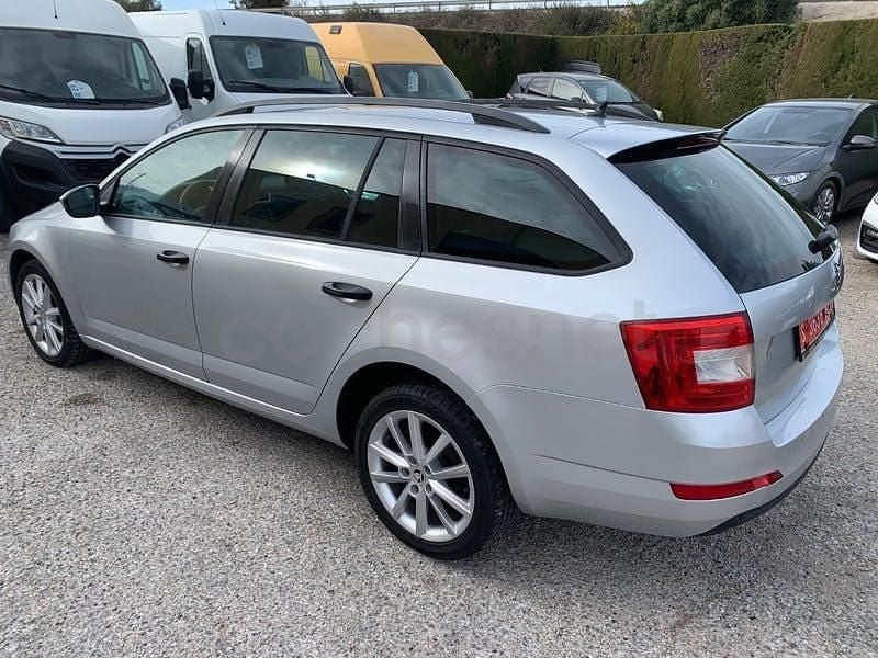 Usado Skoda Octavia Elegance 150 CV (110 kW) 2015 Gris / plata Utilitario