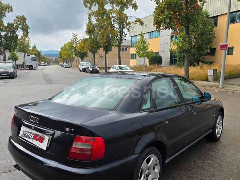 Usado Audi A4 150 CV (110 kW) 1996 Azul Berlina