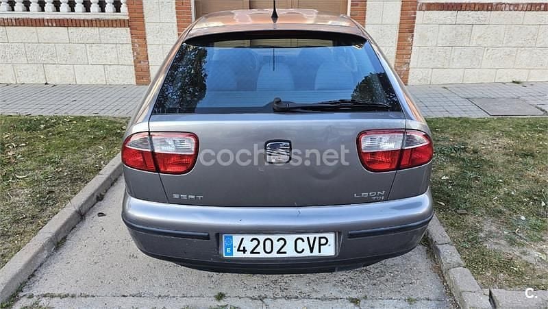 Usado Seat Leon Sport 110 CV (80 kW) 2004 Gris / plata Berlina