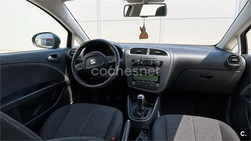 Usado Seat Leon Reference 105 CV (77 kW) 2011 Negro Utilitario