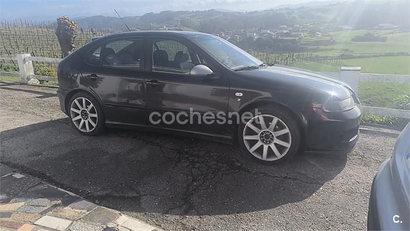 Usado Seat Leon FR 150 CV (110 kW) 2003 Negro Utilitario