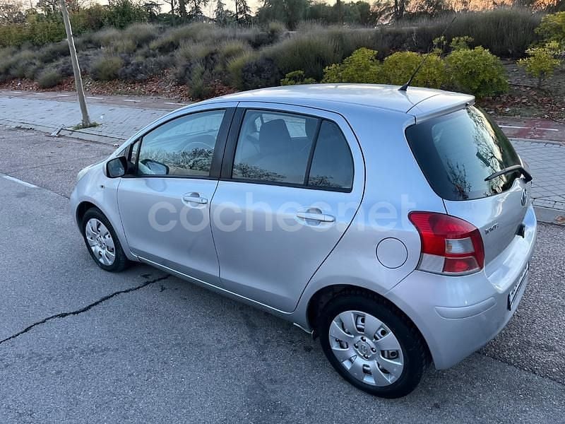Usado Toyota Yaris Live 90 CV (66 kW) 2010 Gris / plata Berlina