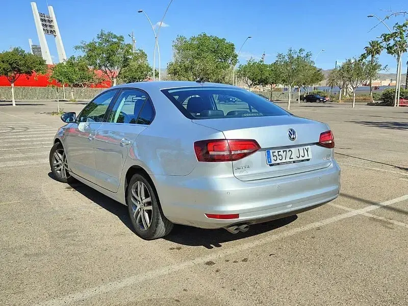 Usado VW Jetta Sportline 150 CV (110 kW) 2015 Gris / plata Berlina