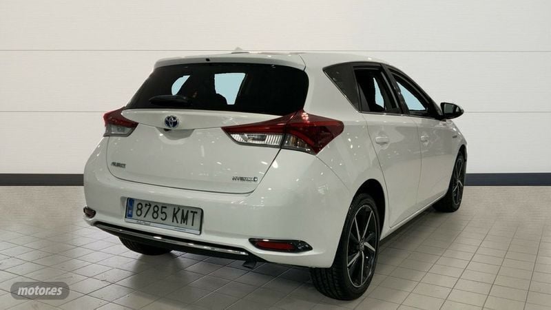 Usado Toyota Auris 136 CV (100 kW) 2018 Blanco Berlina