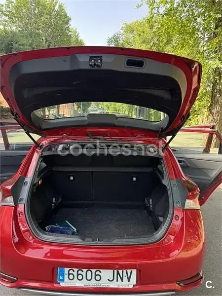 Usado Toyota Auris Hybrid 136 CV (100 kW) 2016 Rojo Berlina