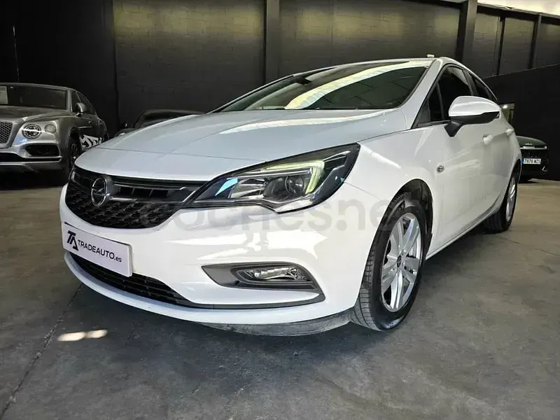Używany Opel Astra Dynamic 110 KM (80 kW) 2019 Biały Sedan/Limuzyna