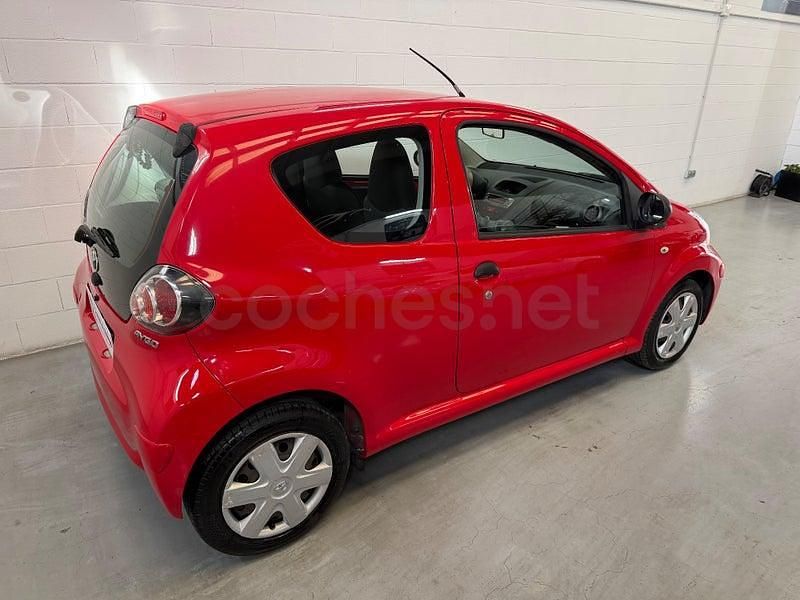 Usado Toyota Aygo 68 CV (50 kW) 2010 Rojo Utilitario