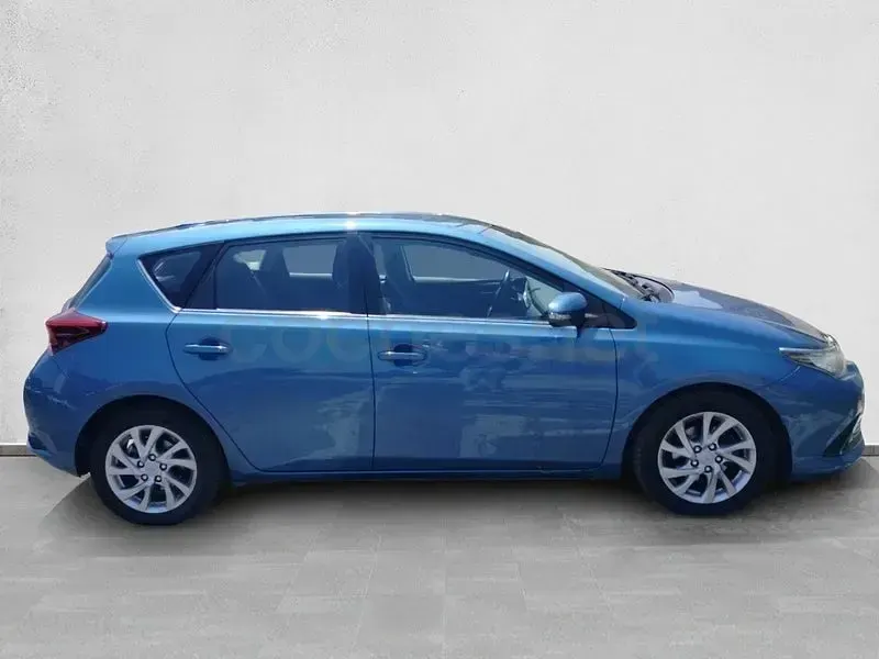 Usado Toyota Auris 90 CV (66 kW) 2016 Azul Berlina