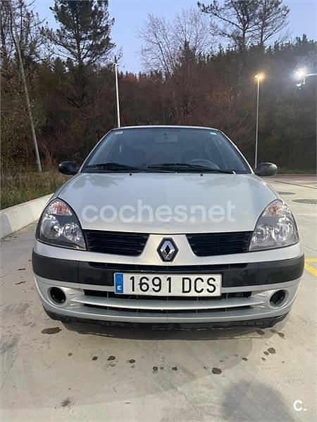 Usado Renault Clio II Dynamique 75 CV (55 kW) 2005 Gris / plata Berlina
