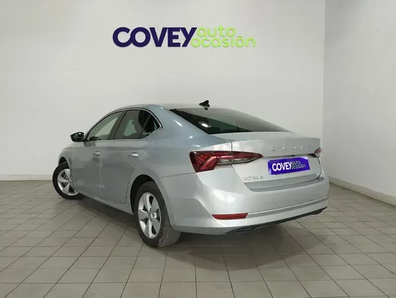 Usado Skoda Octavia Ambition 116 CV (85 kW) 2022 Gris / plata Berlina