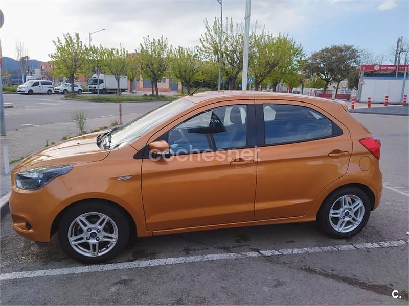 Usado Ford Ka Plus Ultimate 85 CV (62 kW) 2017 Naranja Utilitario
