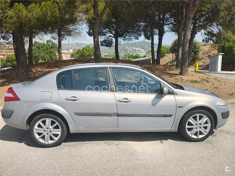 Usado Renault Mégane II Authentique 80 CV (58 kW) 2003 Gris / plata Berlina