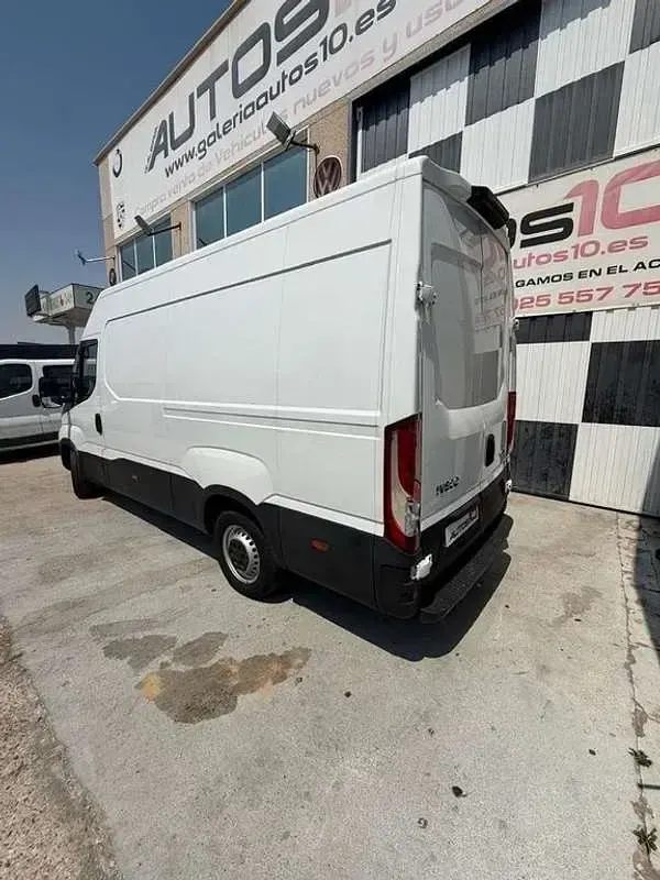 Usado Iveco Daily 136 CV (100 kW) 2021 Blanco Van