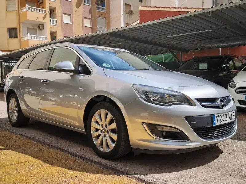 Usado Opel Astra Selective 130 CV (95 kW) 2013 Gris / plata Familiar