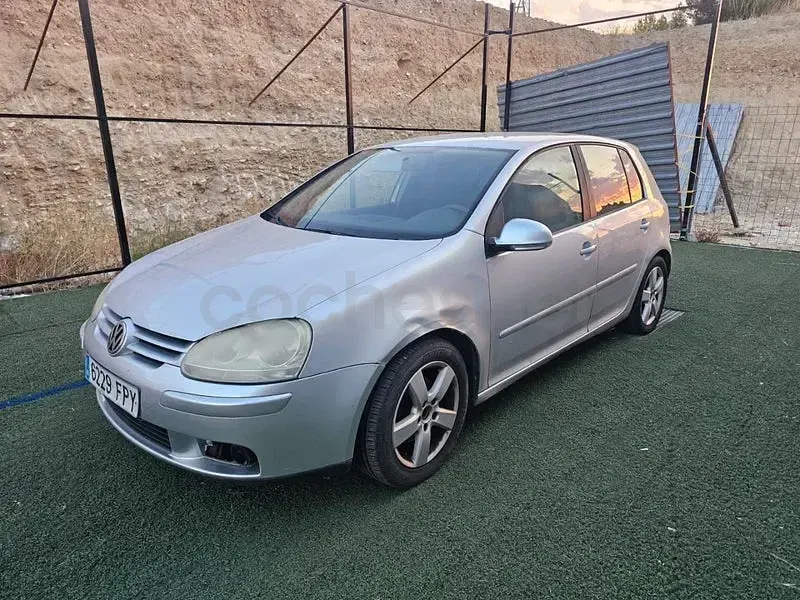 Usado VW Golf IV Trendline 105 CV (77 kW) 2005 Gris / plata Berlina