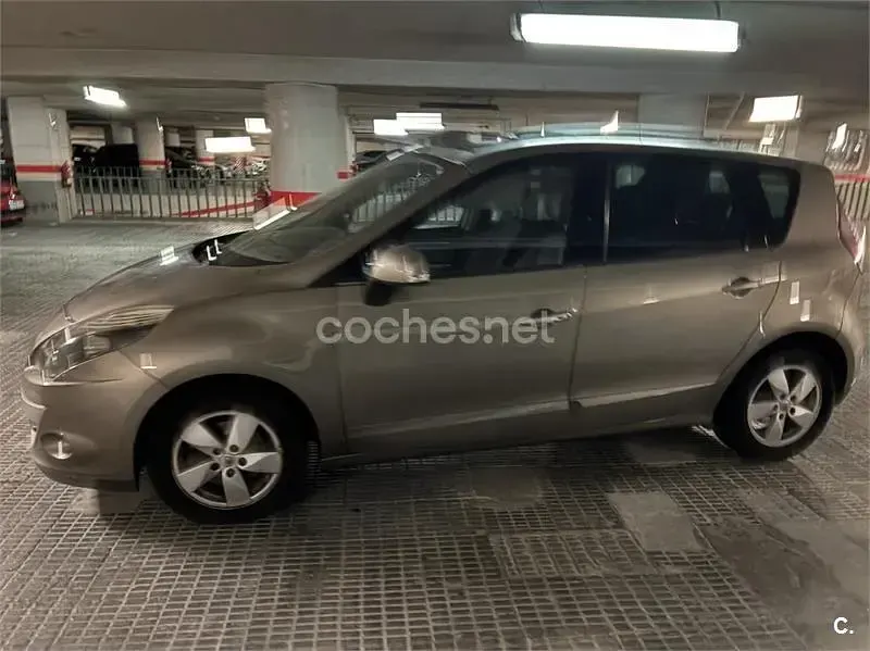Usado Renault Scénic III 105 CV (77 kW) 2010 Beige Monovolumen