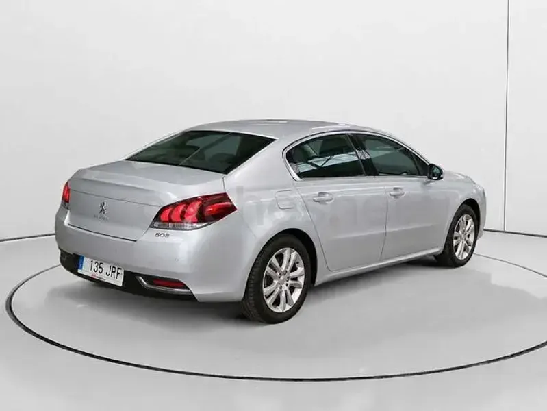 Usado Peugeot 508 Active 120 CV (88 kW) 2016 Gris / plata Berlina