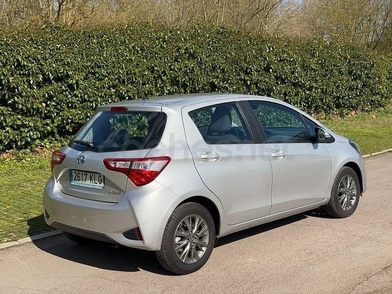Usado Toyota Yaris Hybrid Advance 100 CV (73 kW) 2018 Gris / plata Berlina