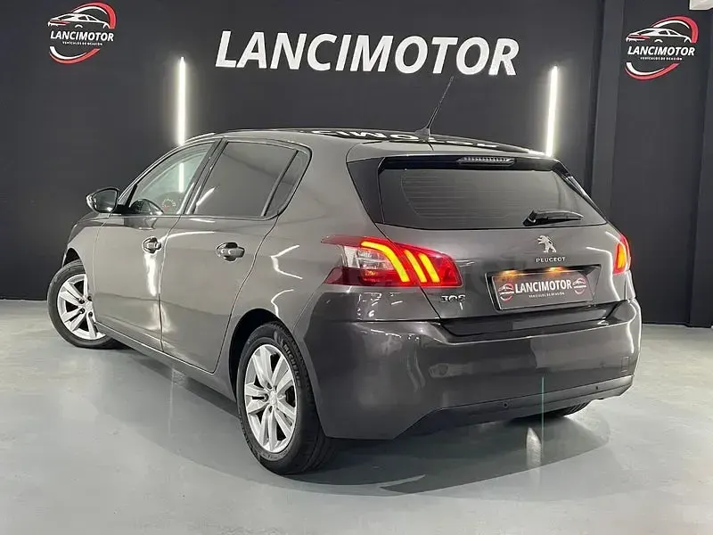 Usado Peugeot 308 Allure 110 CV (80 kW) 2020 Gris / plata Berlina