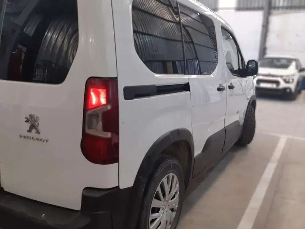 Usado Peugeot Rifter Access 99 CV (72 kW) 2020 Blanco Monovolumen