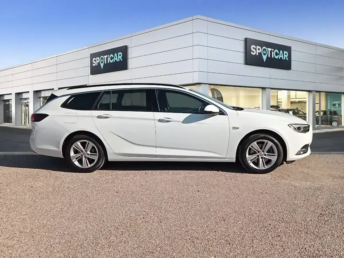 Usado Opel Insignia Selective 136 CV (100 kW) 2017 Blanco Familiar