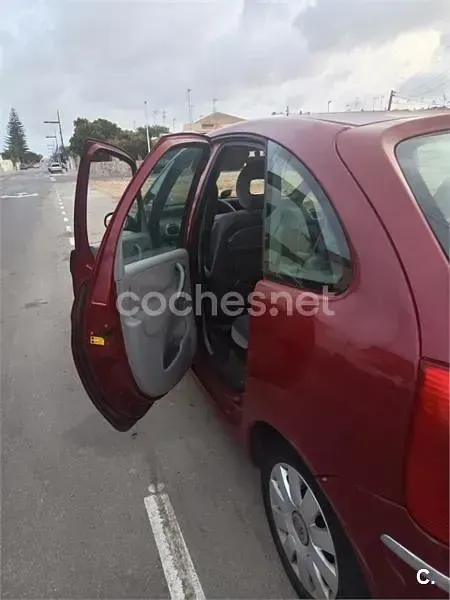 Usado Citroën Xsara Picasso Exclusive 110 CV (80 kW) 2008 Granate Monovolumen
