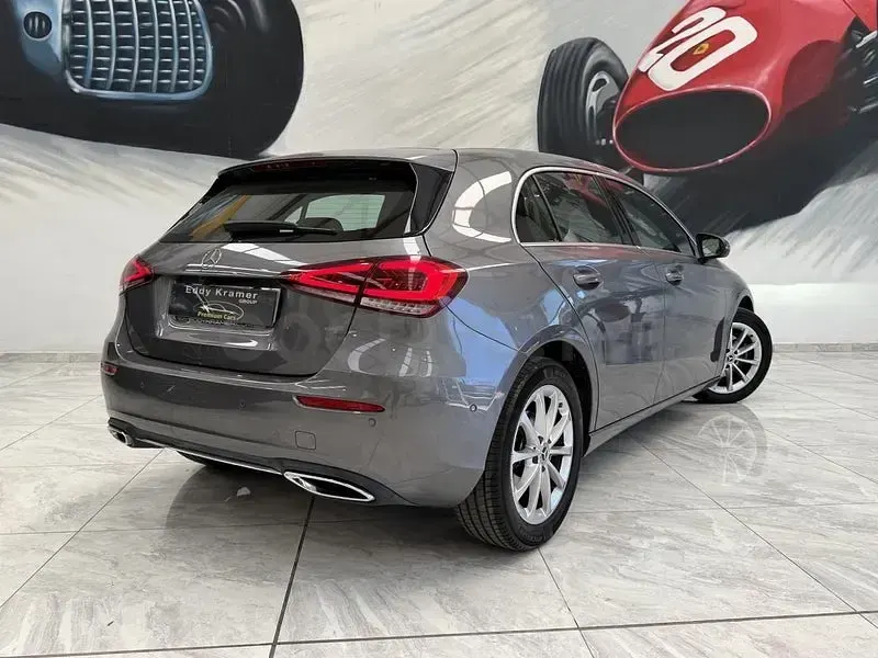 Usado Mercedes A180 136 CV (100 kW) 2020 Gris / plata Berlina