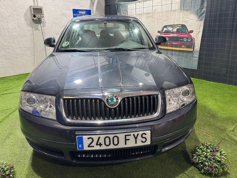 Usado Skoda Superb Elegance 140 CV (102 kW) 2007 Gris / plata Berlina