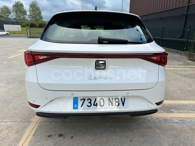Usado Seat Leon Style 110 CV (80 kW) 2022 Blanco Familiar