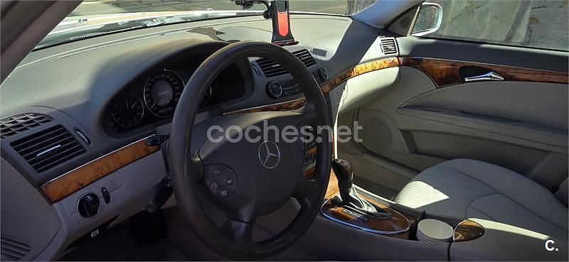 Usado Mercedes E220 Elegance 150 CV (110 kW) 2005 Gris / plata Berlina