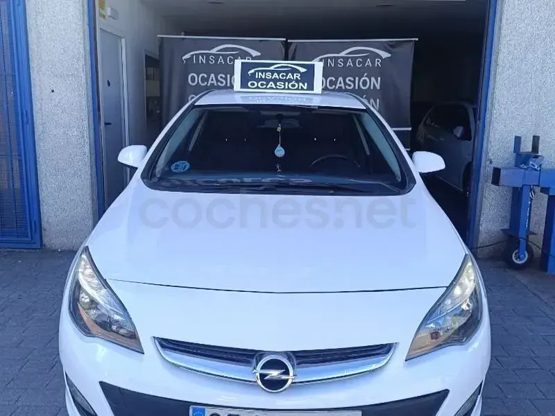 Usado Opel Astra Selective 140 CV (102 kW) 2015 Blanco Berlina