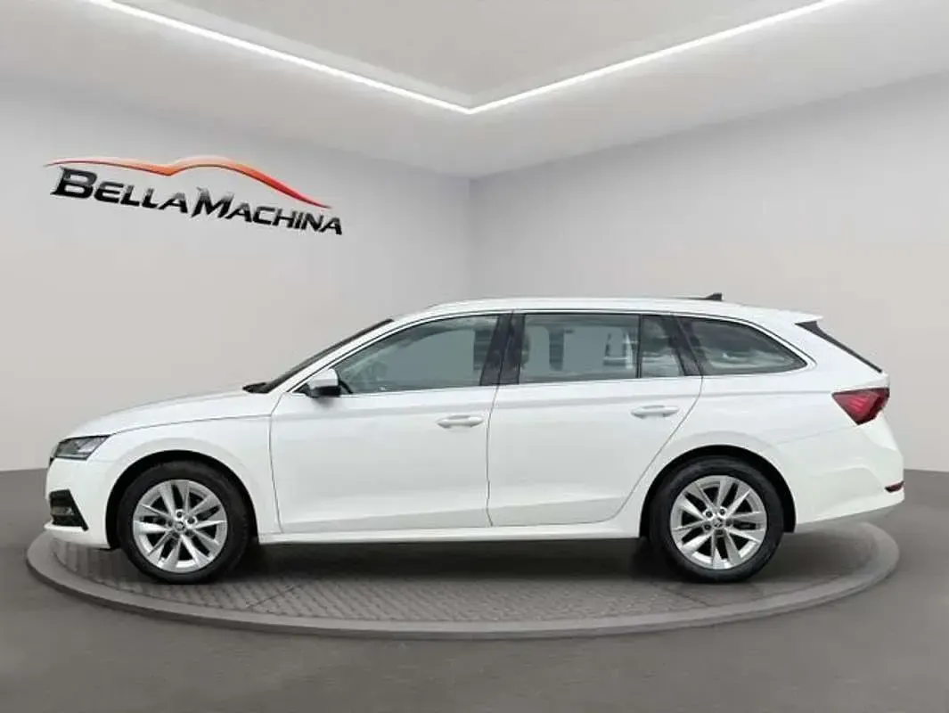 Usado Skoda Octavia Style 150 CV (110 kW) 2021 Blanco Familiar