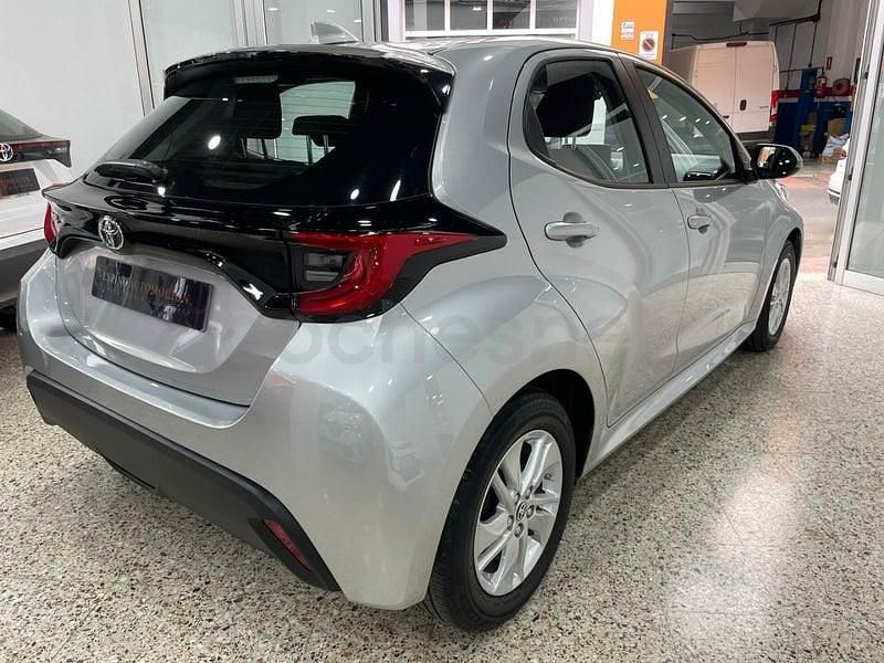 Usado Toyota Yaris 125 CV (91 kW) 2023 Gris / plata Utilitario