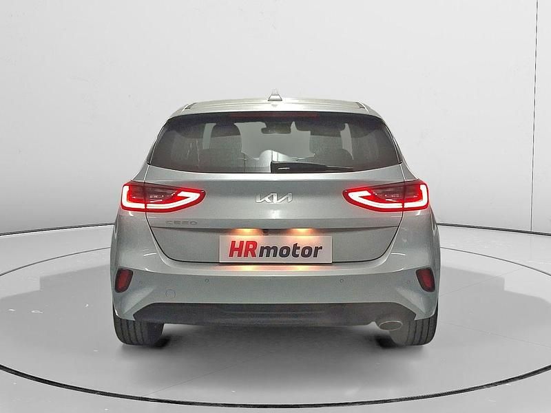 Usado Kia Ceed 101 CV (74 kW) 2023 Gris / plata Utilitario